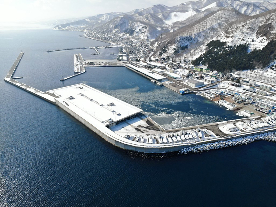 一部に氷が張った羅臼漁港