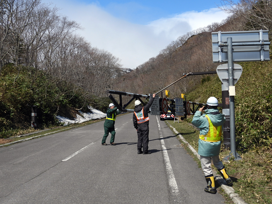 知床横断道路 開通時の写真