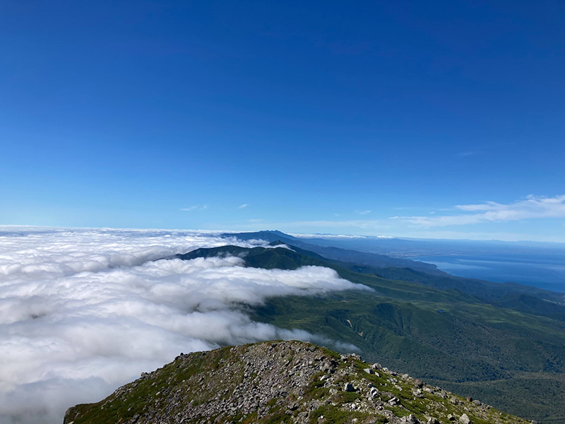 羅臼岳山頂から見た羅臼側とウトロ側