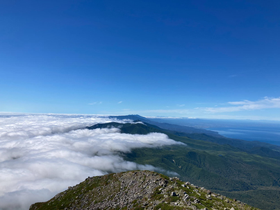 雲海を望む羅臼岳