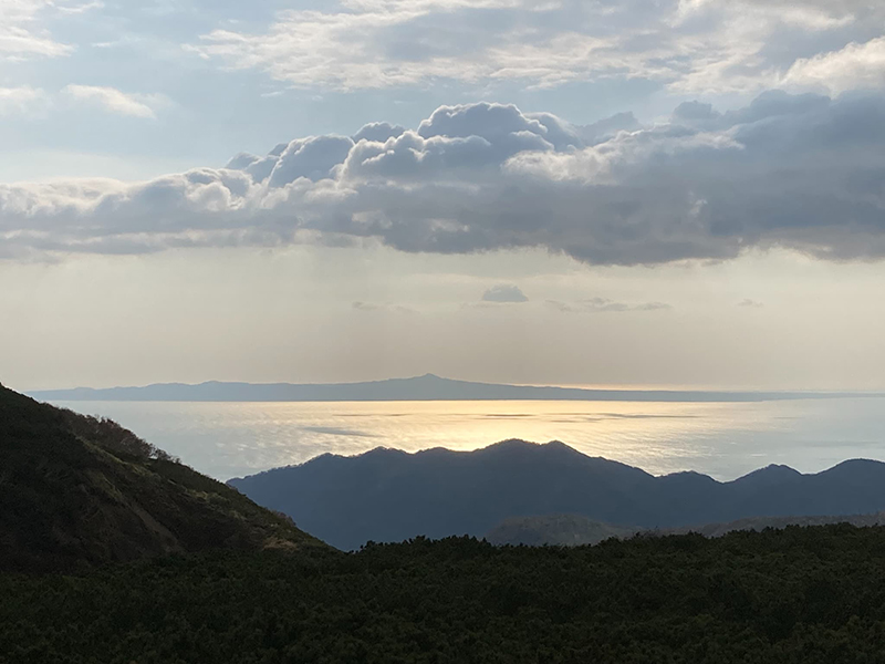知床峠から見る国後島
