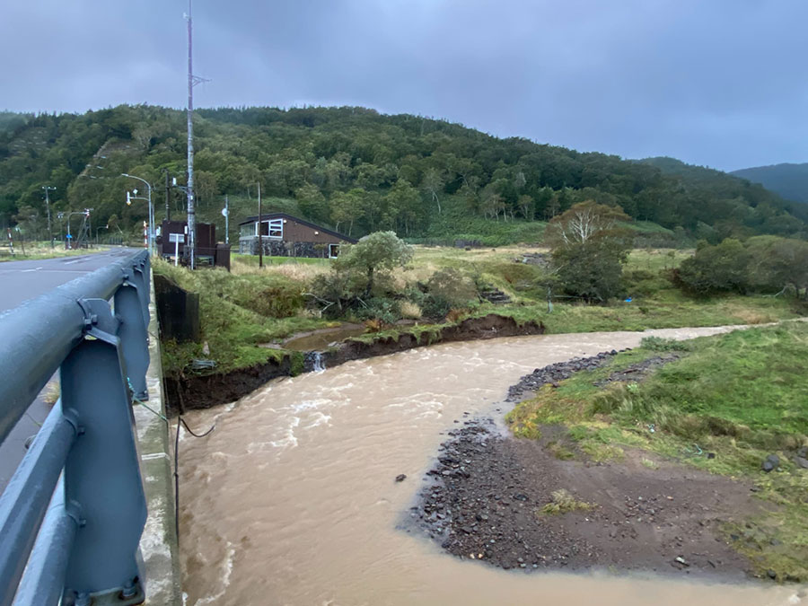 増水したルサ川右岸
