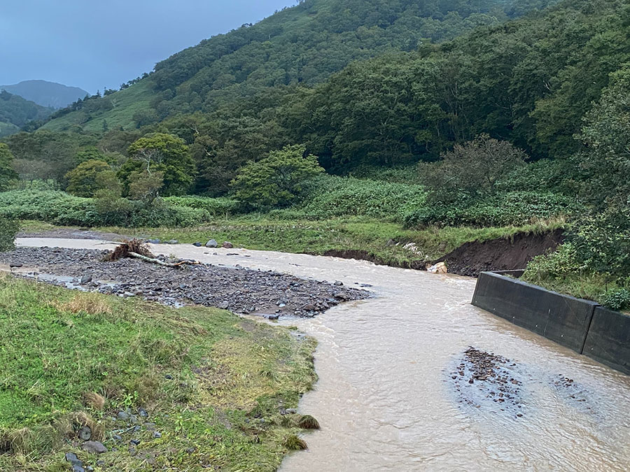 増水したルサ川左岸