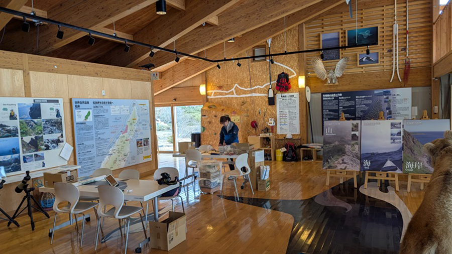 職員が開館に向けた事前準備をしている姿