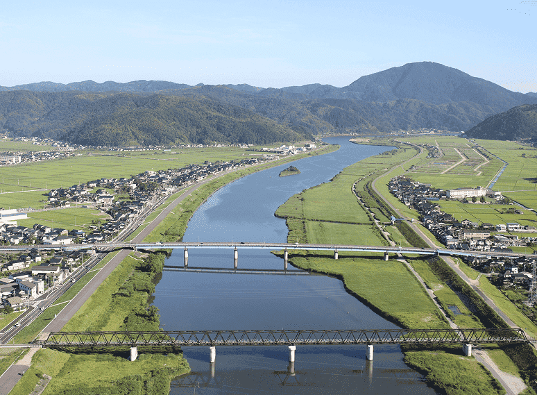 豊岡の川と田園風景