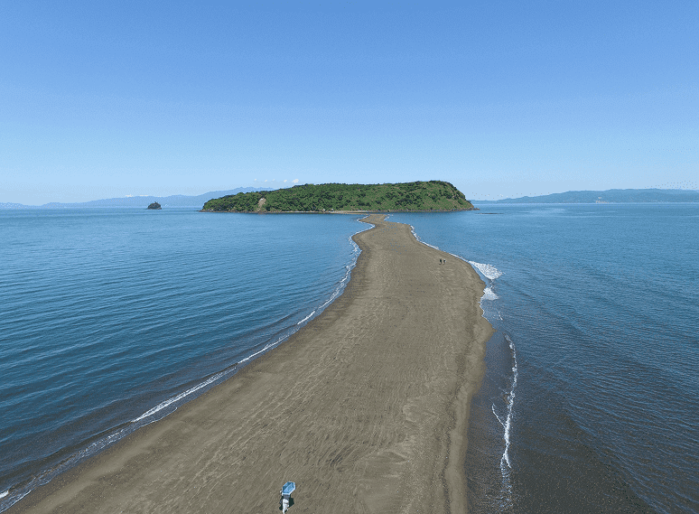 海岸から島へ続く砂州