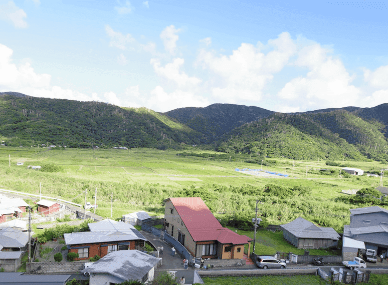 奄美大島の集落と山並み