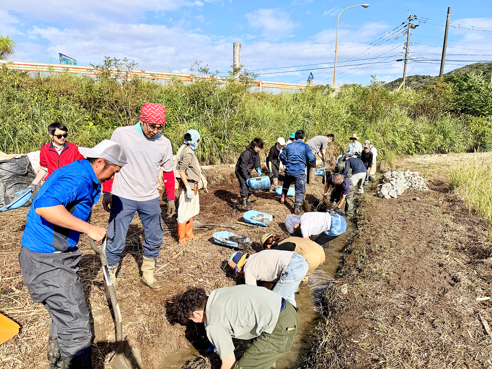 画像：12月24日秋名地区で開催した協働プログラム（排水路の石積み）を検証するフィールドワークの様子