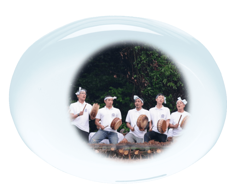 画像：太鼓を鳴らす人たちの様子