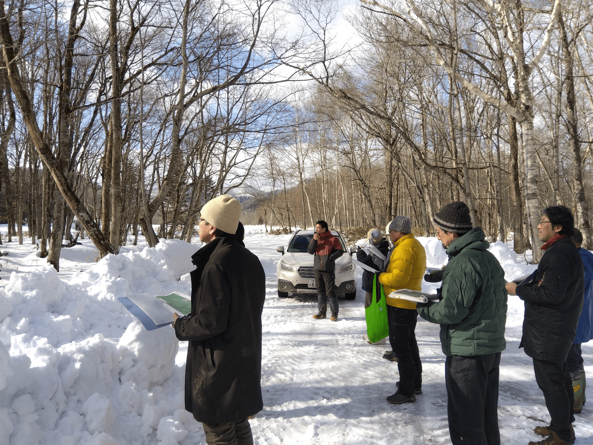 画像：史春森林財団が所有・経営する「茂寄の森」で行ったプレ・エコツアーにおいて、森林施業の将来計画を参加者に説明する様子