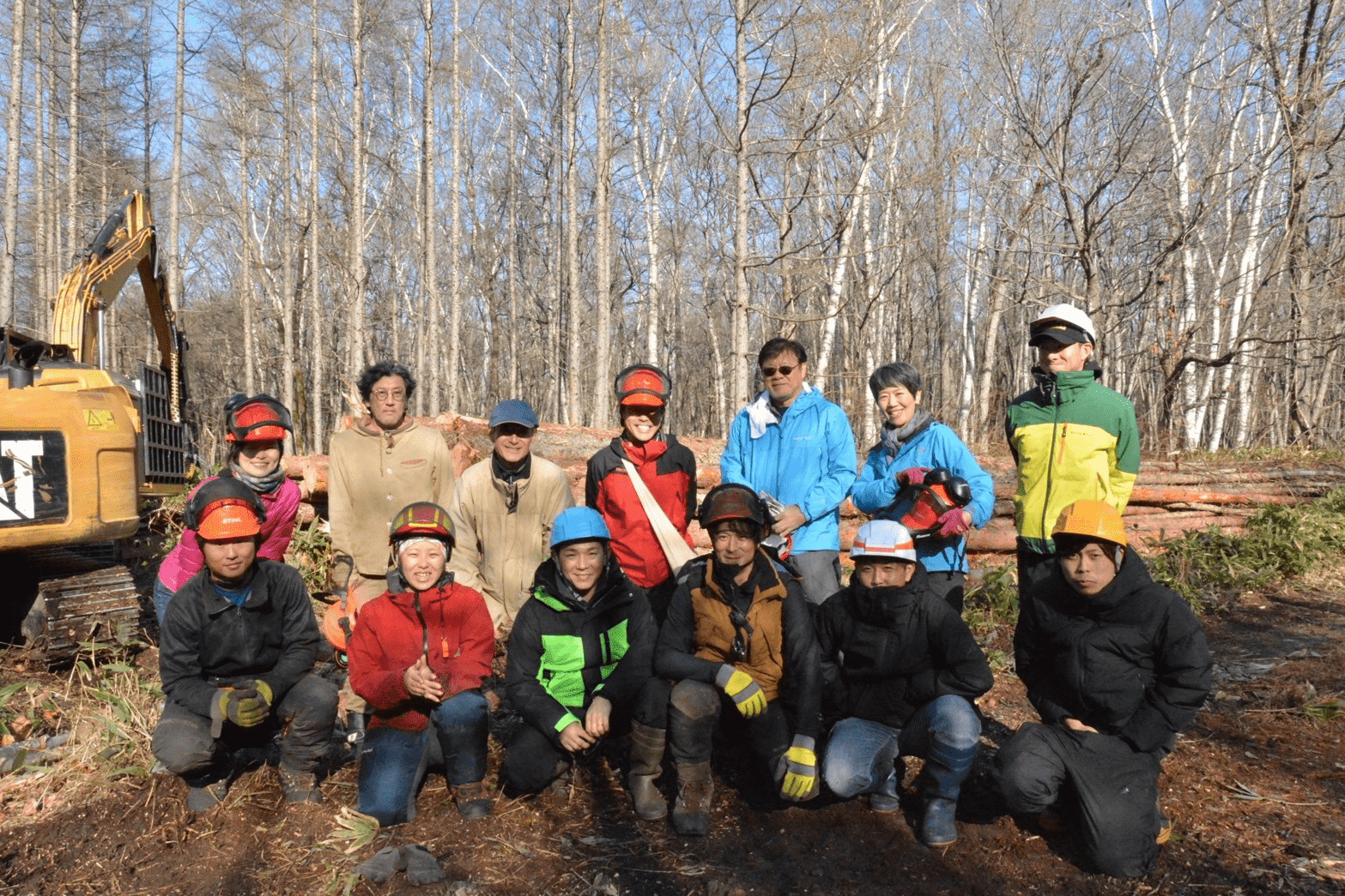  画像：「茂寄の森」で行ったプレ・エコツアー2回目、現場の森林施業を担うログオーバー社員の皆さんとともに