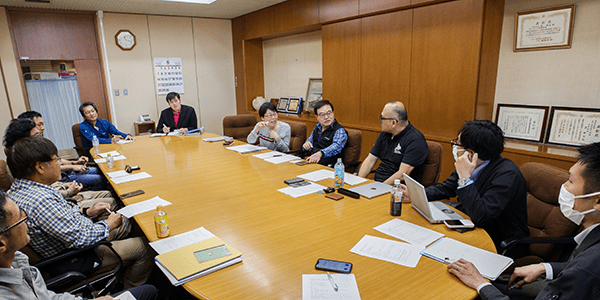 画像：広尾町役場会議室にて振り返り会議を行っている様子（詳細は説明文に記載）