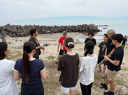 画像：大学生が海岸清掃に参加している様子
