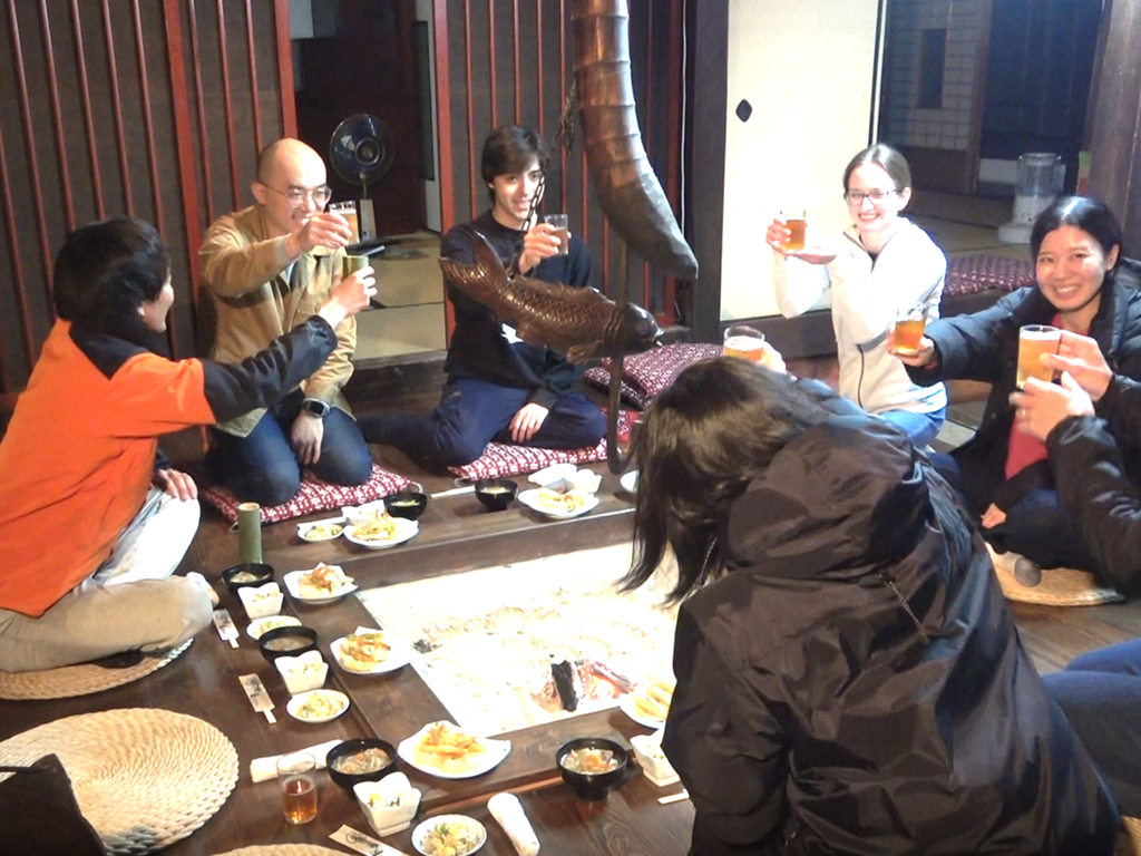 画像：11月26日中津井地区で実施した古民家で囲炉裏ごはん体験