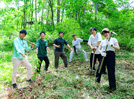画像：植樹している様子