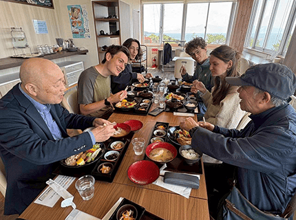 画像：フランスの大学生がOSSUを訪問し、ご飯を食べながら対話している様子
