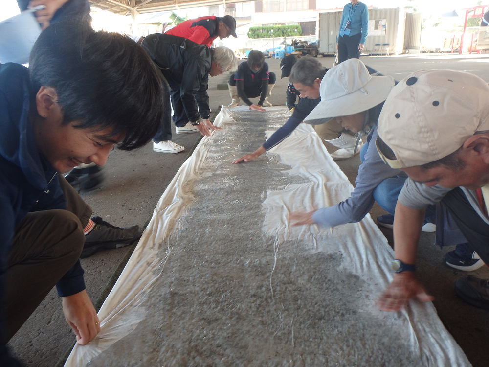 画像：11月7日指宿市・山川港でモニターツアーのアマモマット制作