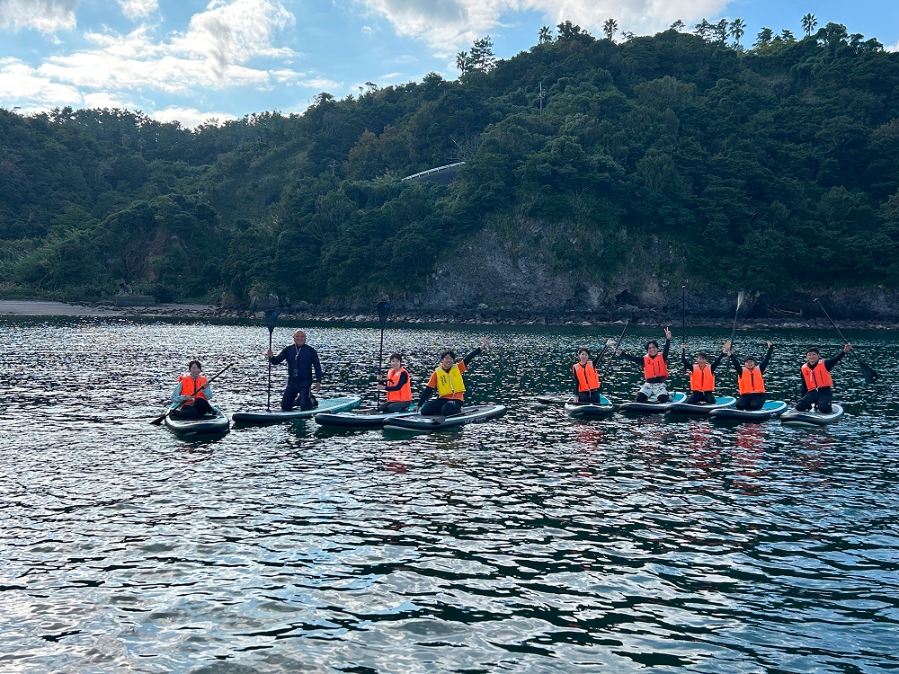  画像：11月20日指宿市・児ヶ水港でモニターツアーのSUPを使用した種まき体験