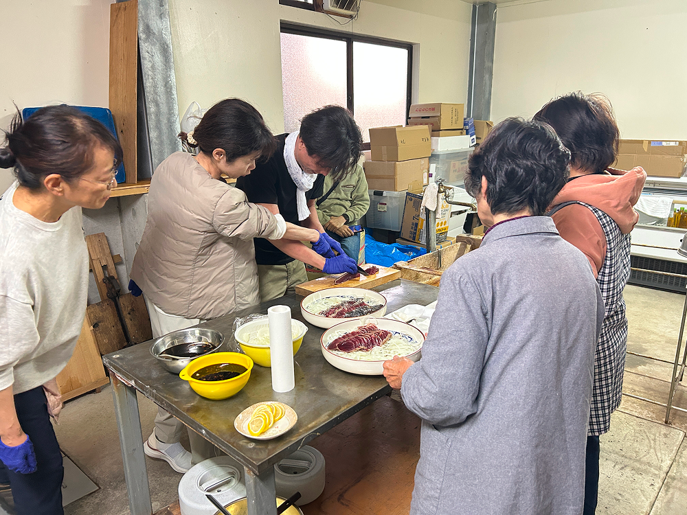 画像：11月20日指宿市山川地区でモニターツアーの地元漁師との交流