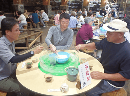 画像：そうめん流し発祥の地でそうめんを食している様子