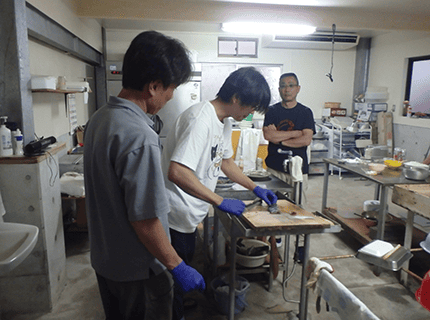 画像：アマモの体験をした場所でとれた魚を自身で捌いている様子