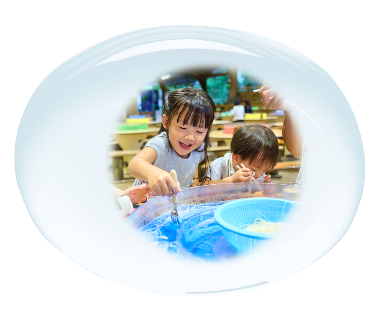 画像：流しそうめんを楽しむ子供たちの様子