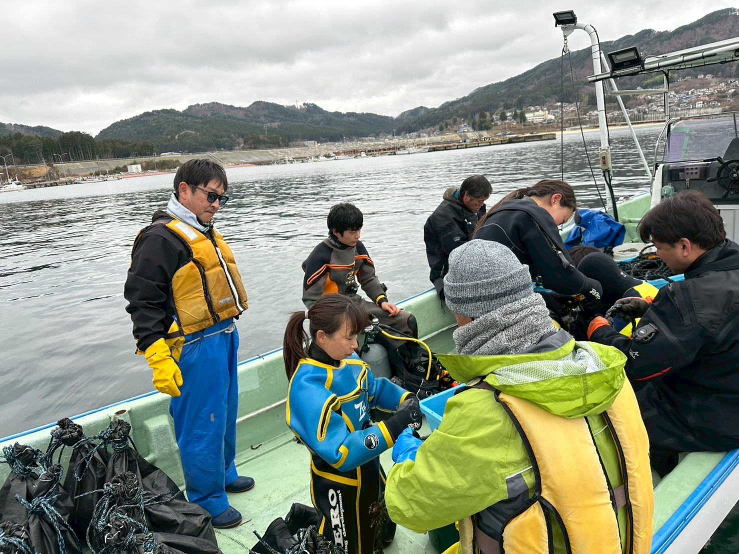  画像：12月18日に吉里吉里地区で実施したトヨタ紡織と協働での藻場再生活動の活動の様子