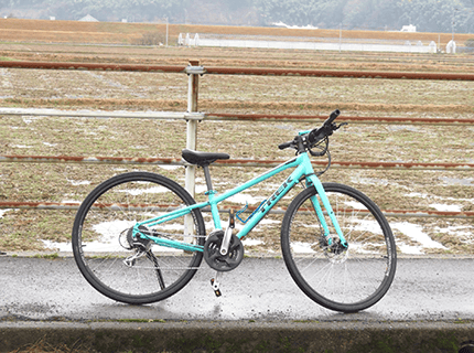 画像：試走中に雪がまだ残る田んぼを背景に撮った自転車の写真