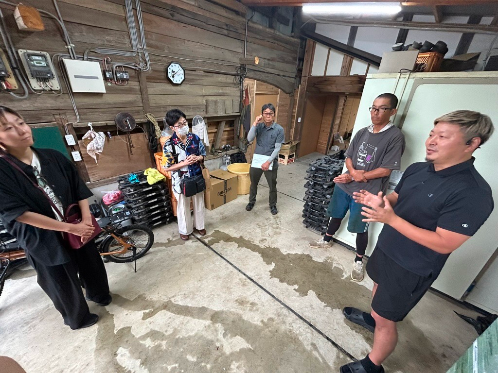  画像：9月3日、矢部地区で実施した「株式会社山都でしか」による農泊事業の取組に関する意見交換の様子(左2人の有識者：宮氏、楓教授に対して説明する山都でしか代表の八田氏：右端、中央：山都竹琉の野口)