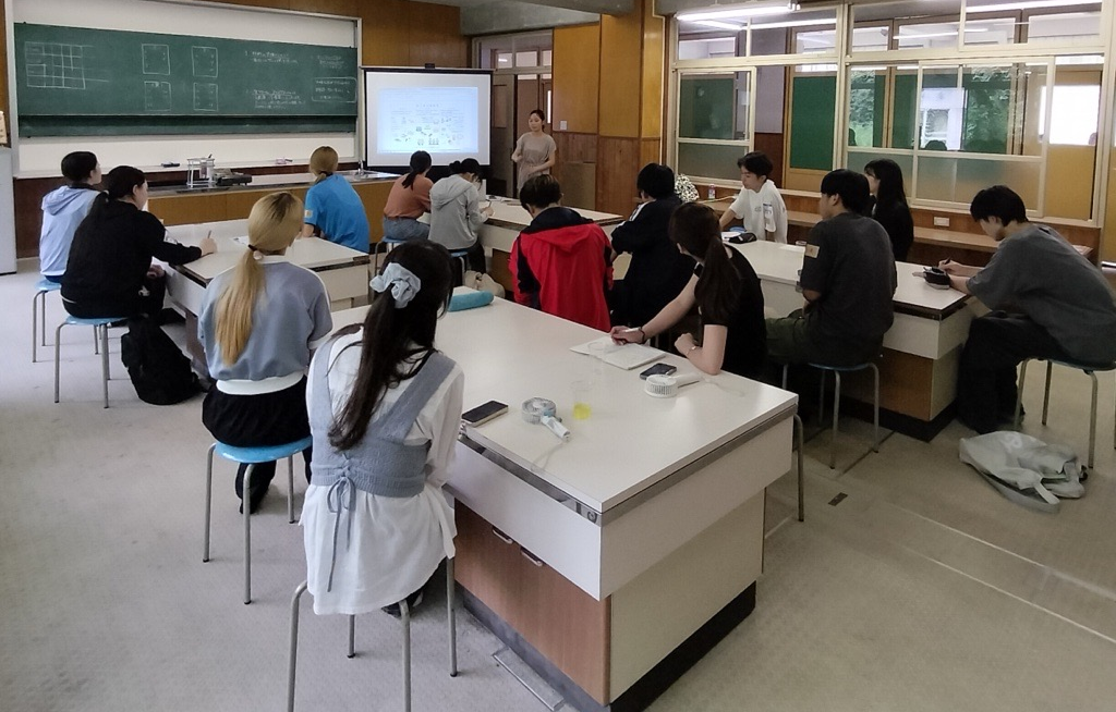 画像：9月11日、矢部地区で実施した大学生スタディーツアー、有機米と発酵丼に関する下田氏（中央奥）からの説明の様子